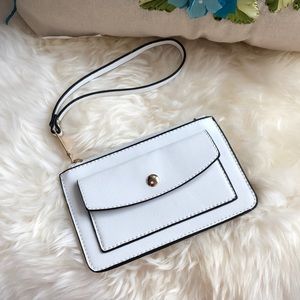 NWOT! Bosalina White Wristlet w/ outside pocket